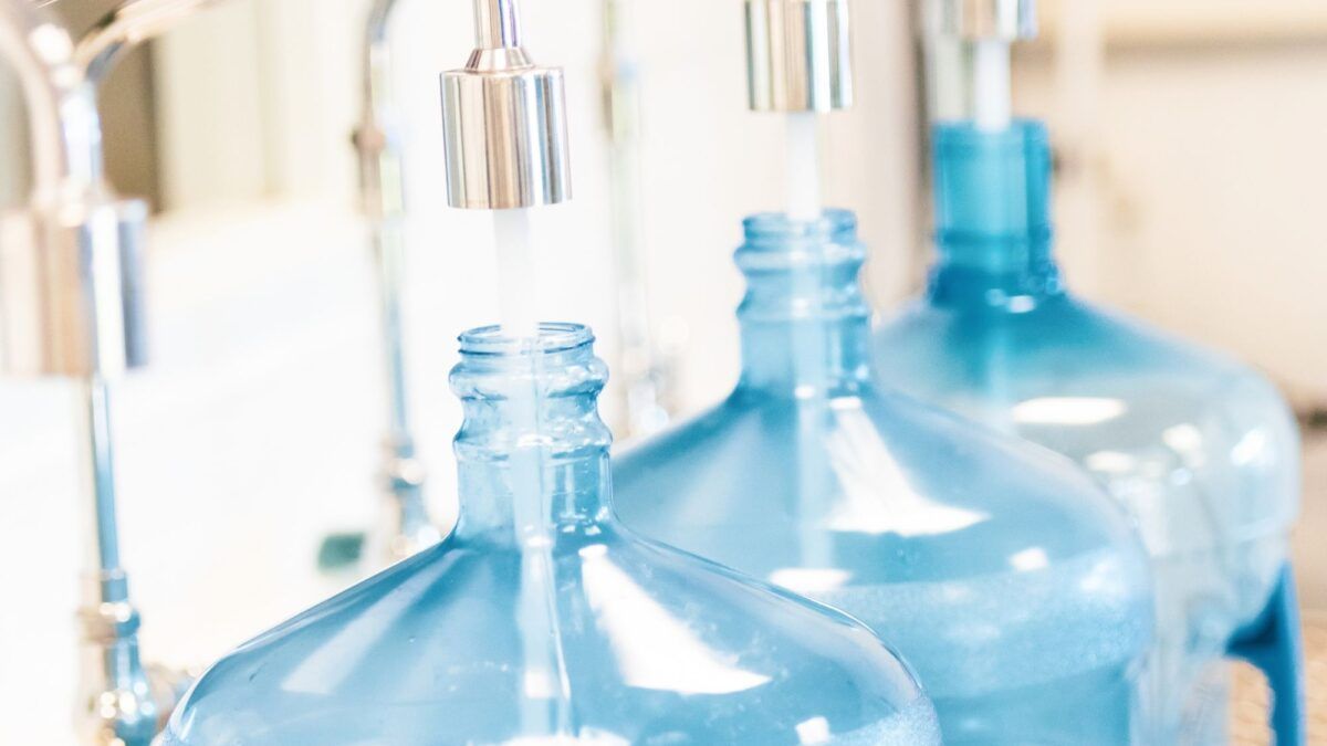 agua desmineralizada en fregadoras industriales