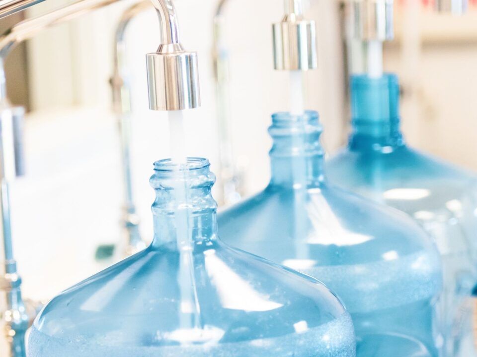 agua desmineralizada en fregadoras industriales