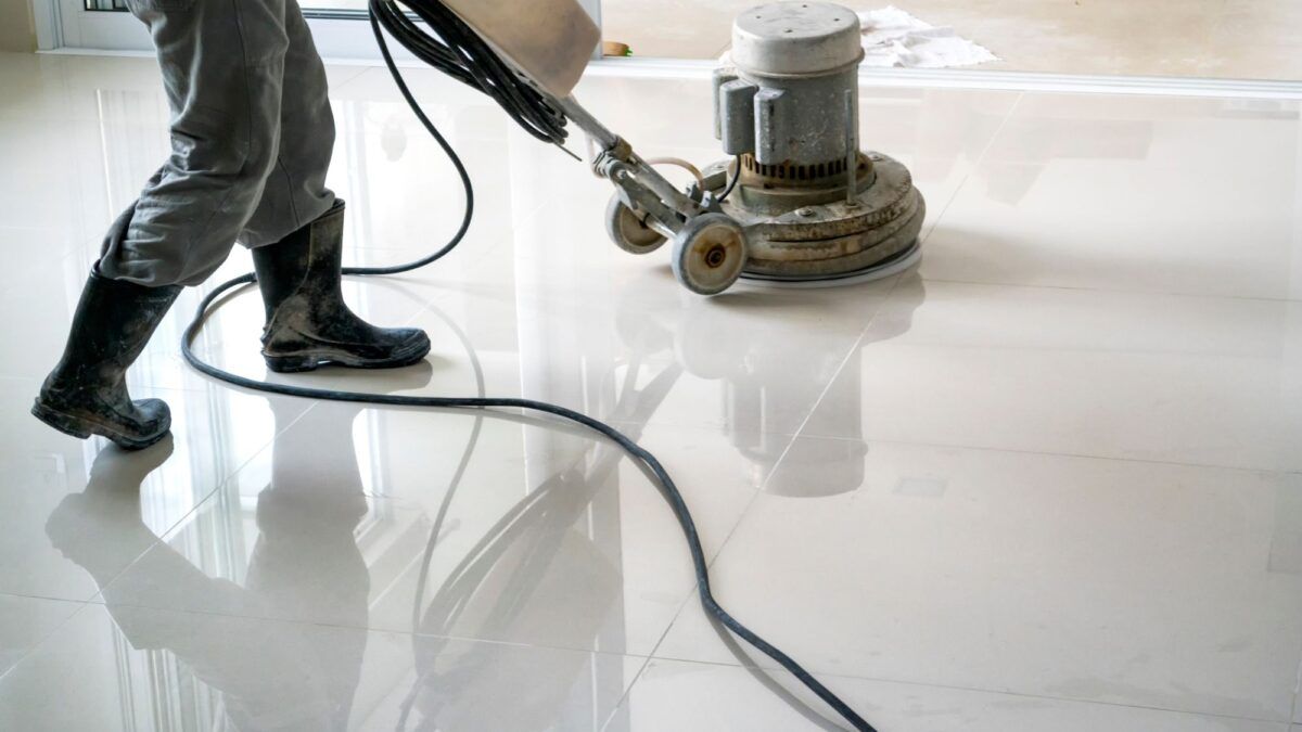 limpieza de superficies delicadas con maquinaria industrial
